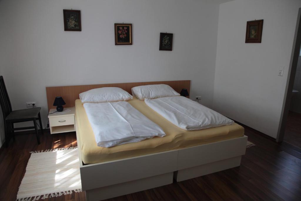 Pension Casa Topolino Βίνερ Νόιστατ Δωμάτιο φωτογραφία